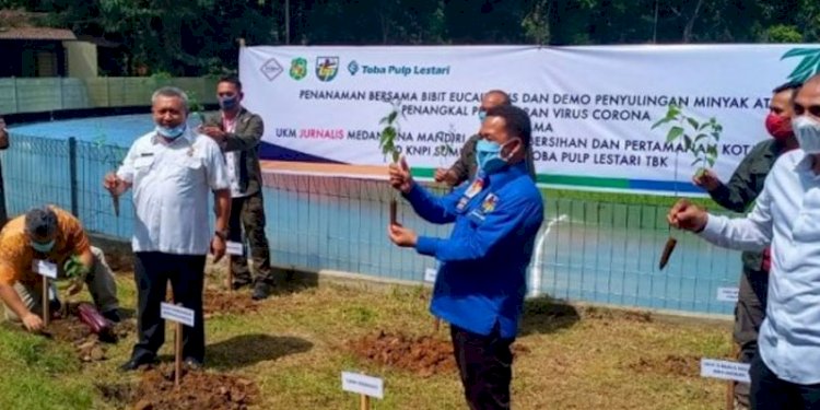 Kadis Kebersihan dan Pertamanan Kota Medan melakukan penanaman Eucalyptus di Taman Cadika Medan/RMOLSumut