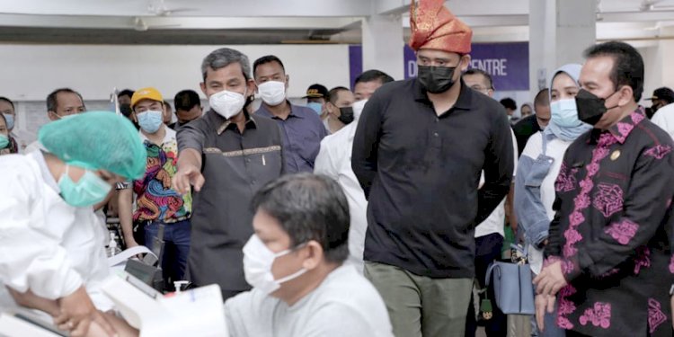 Wali Kota Medan Bobby Nasution meninjau vaksinasi sopir di Terminal Amplas/RMOLSumut