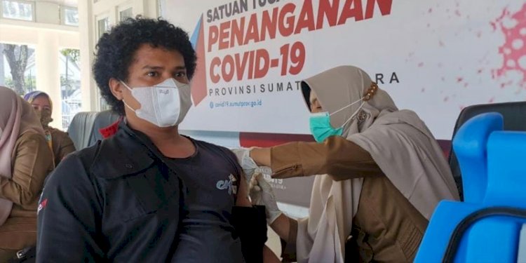 Seorang jurnalis di Kota Medan mendapatkan suntikan vaksin covid-19/RMOLSumut