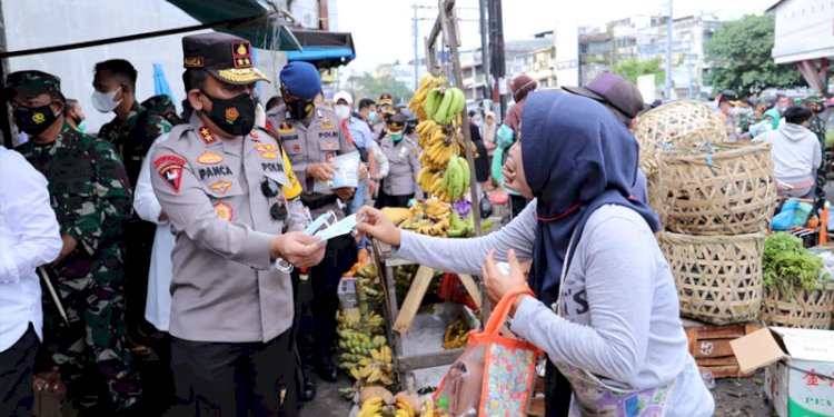 Kapolda Sumut Irjen Pol Panca Putra Simanjuntak bagikan masker di Pasar Tradisional/RMOLSUmut