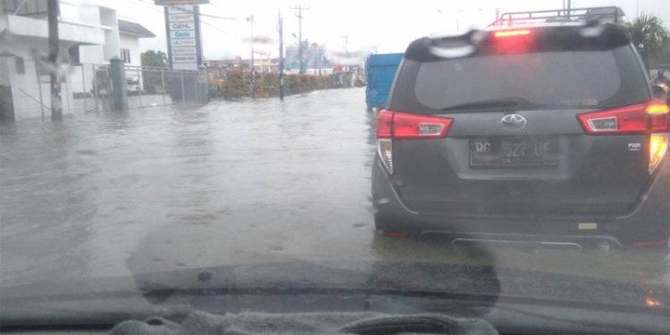Banjir rendam ruas jalan SM Raja di Medan yang dikirim warga bernama Salomo