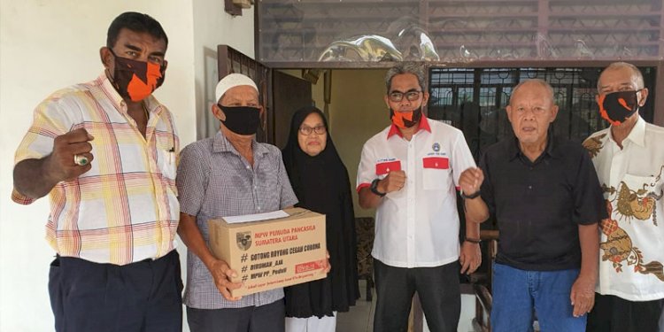 Posan Makmur (dua dari kiri) saat menerima bantuan dari manajemen PSMS Medan tahun lalu/IstIst