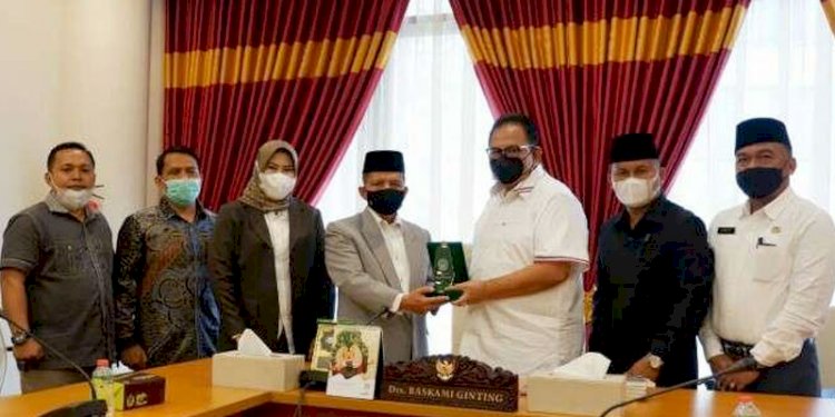 Rektor UINSU Prof Syahrin Harahap bertukar cenderamata dengan Ketua DPRD Sumut Baskami Ginting/RMOLSumut