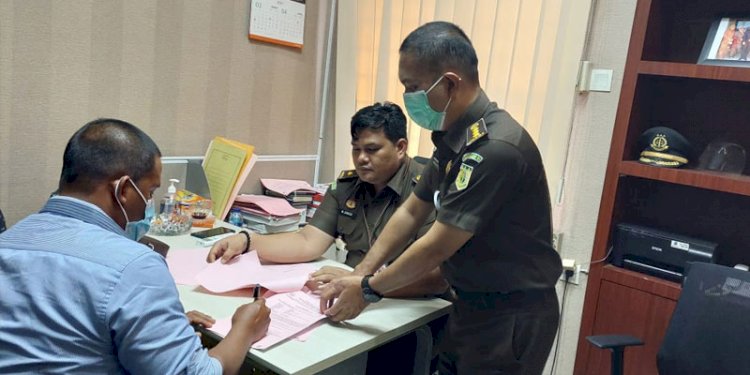 Tersangka dugaan korupsi Bank Sumut menandatangani berkas penahanan/Ist