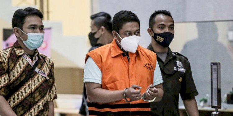 Stepanus Robin Pattuju (rompi oranye) diduga menerima aliran uang selain dari mantan Walikota Tanjungbalai, M Syahrial/net