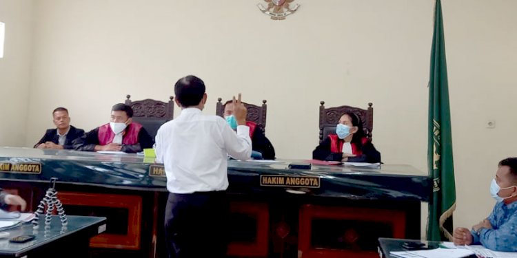 Hakim mengambil sumpah saksi ahli Dr Dayat Limbong/RMOLSumut