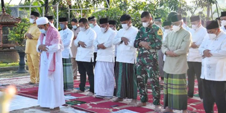 Gubernur Sumut Edy Rahmayadi bersama keluarga melaksanakan Salat Iduladha 1442 H di kediaman pribadi, Delitua, Kabupaten Deliserdang/RMOLSumut
