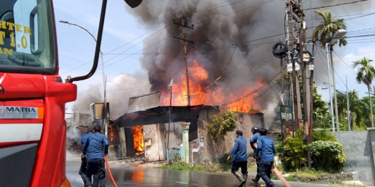 Kebakaran di Jalan Adam Malik, Medan/Foto: Ahmad Ridwan/Sahabat RMOLSumut 