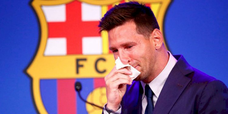  Lionel Messi berkali-kali mengusap air mata saat melakukan konferensi pers resminya pada Minggu malam (8/8)/Net