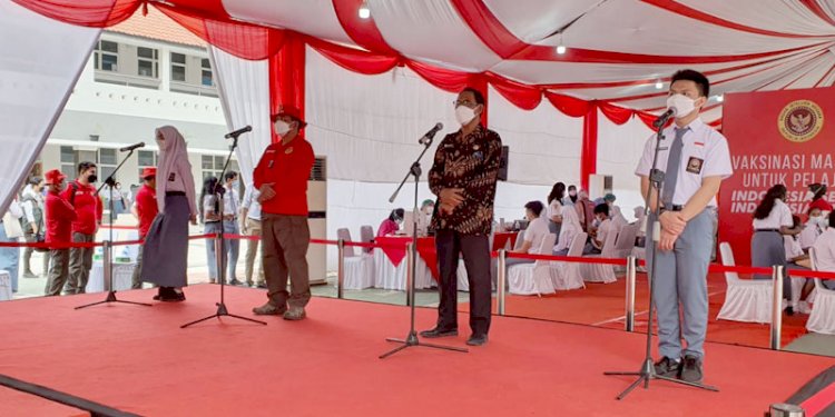 Kabinda Sumut Brigjen Asep Jauhari melaporkan kegiatan vaksinasi massal secara virtual kepada Presiden Jokowi di SMA Negeri 1 Medan/RMOLSumut
