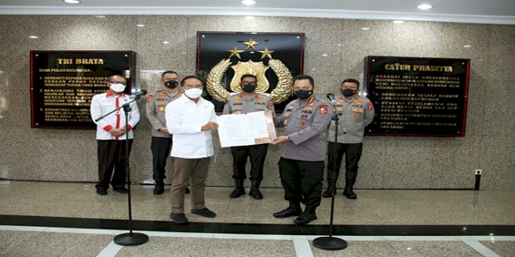 Kapolri Jenderal Listyo Sigit Prabowo dan Menpora Zainuddin Amali memperlihatkan izin Liga 1 dan 2 Indonesia/Net