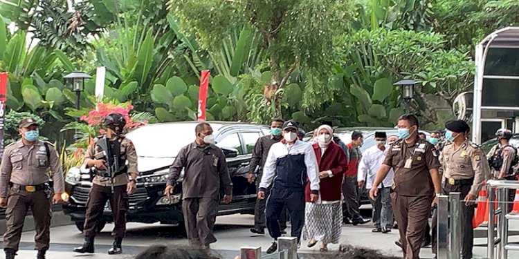  Bupati Probolinggo, Puput Tantriana Sari dan suaminya Hasan Aminuddin saat tiba di Gedung Merah Putih KPK/RMOL