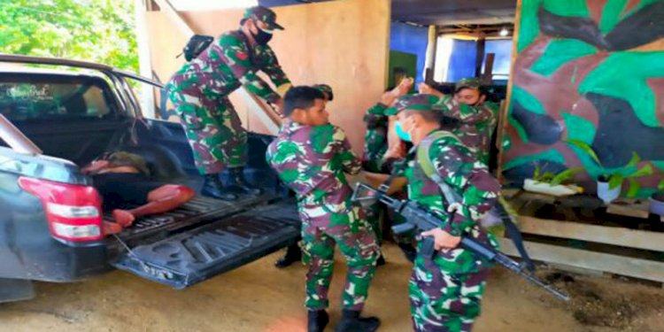  Anggota TNI AD Maybrat Papua Barat mengevakuasi personel yang tewas diserang OTK di Distrik Aifat Selatan/Net