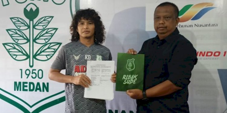 Luis Irsandi saat menandatangani kontrak dengan PSMS Medan/Ist