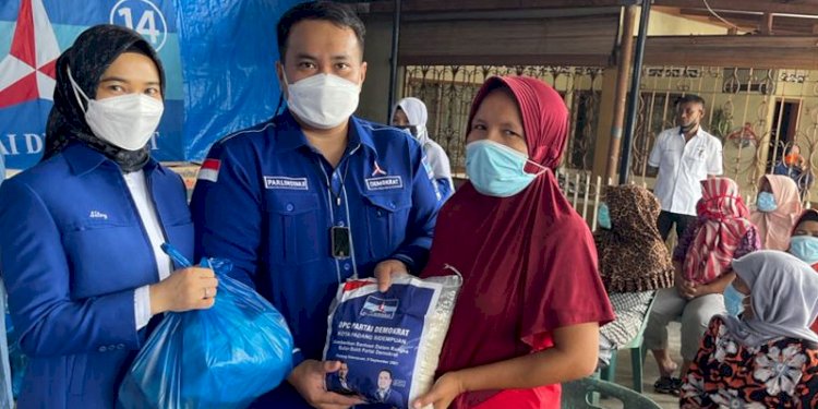 Parlinsyah Harahap dan istri memberikan sembako kepada warga terdampak covid-19 di Padangsidimpuan/Ist