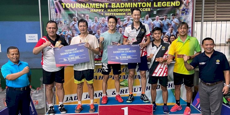 Ketua Komisi Pemberantasan Korupsi (KPK), Firli Bahuri, berpasangan dengan pebulutangkis nasional, Alvent Yulianto (kiri) menempati juara kedua dalam Tournament Badminton Legend/RMOL