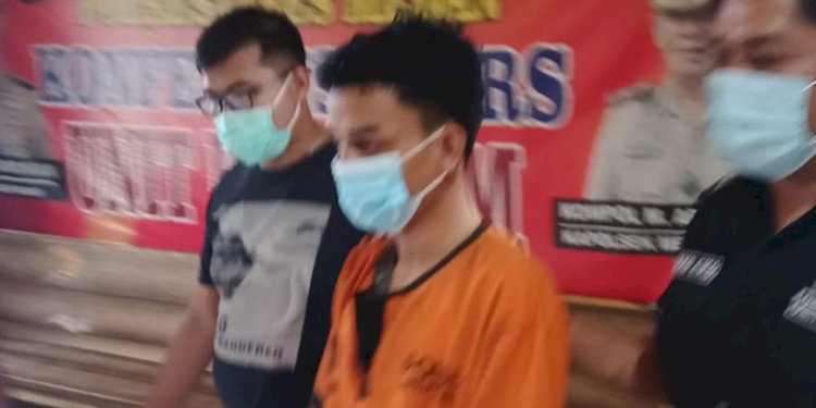 Personil Polsek Medan Timur menggelandang pencuri kotak infak/RMOLSumut