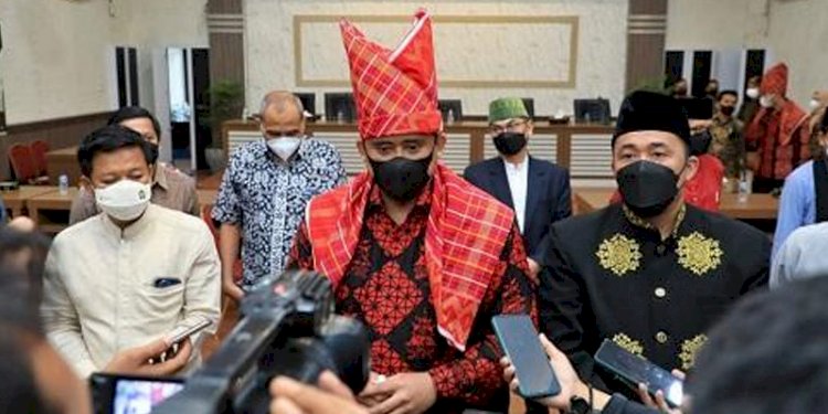 Bobby Nasution saat mengumumkan jajaran direksi pada 3 BUMD di Pemko Medan/Ist