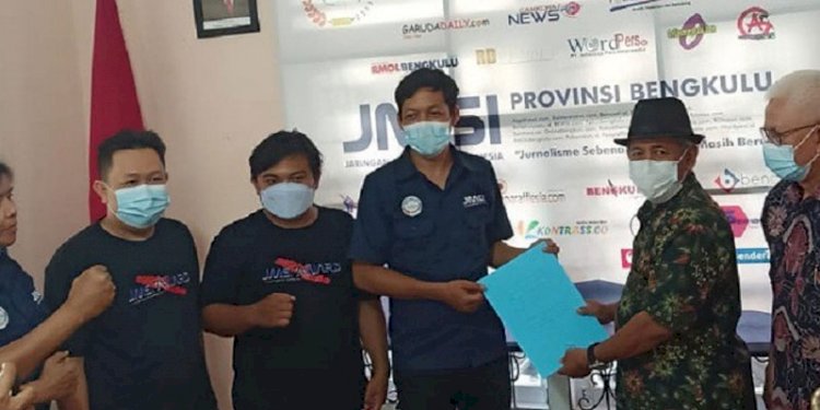 Pengurus JMSI Bengkulu menerima sertifikat verifikasi dari Dewan Pers/Ist