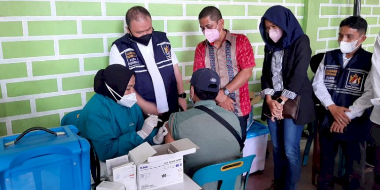 Ketua KADIN Medan Arman Chandra meninjau vaksinasi massal di Medan Johor/RMOLSumut