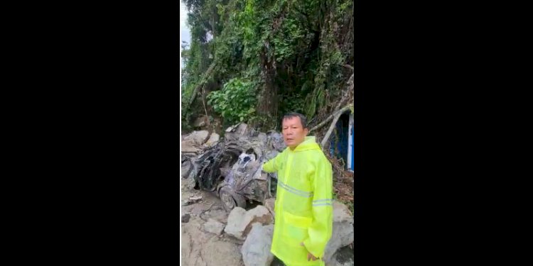 Kasat Lantas Polrestabes Medan AKBP Sonny Siregar menunjukkan mobil ringsek yang tertimpa longsor di Sibolangit/Ist
