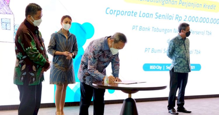 Wakil Direktur Utama Bank BTN, Nixon LP Napitupulu dan Direktur BSDE Lie Jani Harjanto menandatangani kerjasama kredit korporasi di BSD, Senin (25/10)./Dok