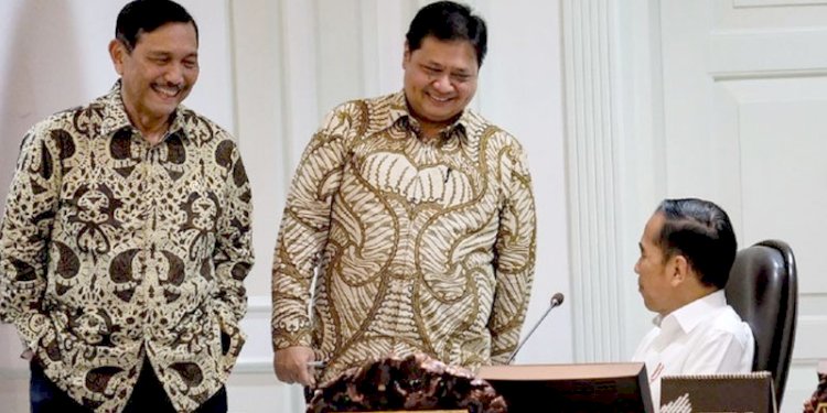 Luhut Panjaitan bersama Airlangga Hartarto berbincang dengan Presiden Joko Widodo/Net