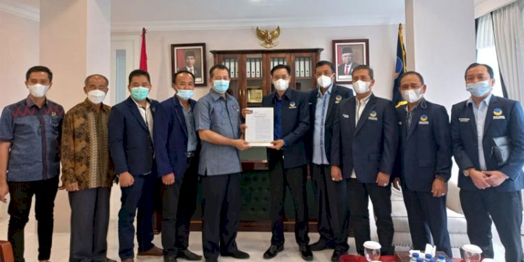 Ketua DPW NasDem Sumut Iskandar menyerahkan SK DPD NasDem Nias Utara/Ist