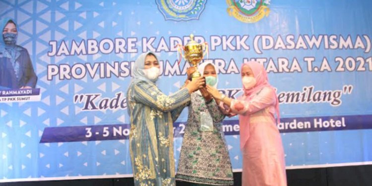 Ketua TP PKK Sumut Nawal Lubis menyerahkan piala Juara Umum Lomba Jambore Dasawisma 2021 kepada Kota Tanjungbalai/Ist