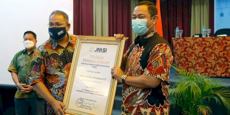 Ketum JMSI Teguh Santosa menyerahkan penghargaan kepada Wali Kota Semarang Hendrar Prihadi/RMOL