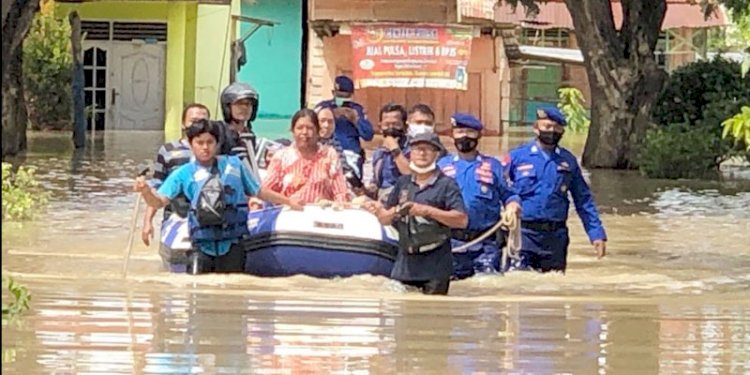 Evakuasi korban banjir di Serdangbedagai/Ist