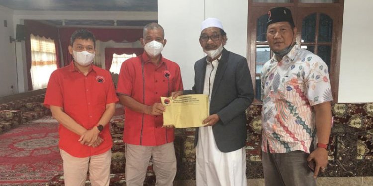Sekretaris DPD PDI Perjuangan Sumut Dr Sutarto menyerahkan bantuan pembangunan masjid Ponpes Al-Kautsar/Ist