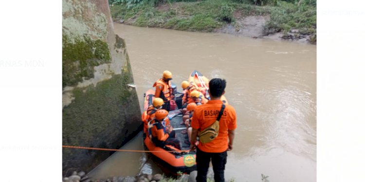 Personil Basarnas Medan melakukan pencarian korban hanyut di Sungai Belawan/Ist