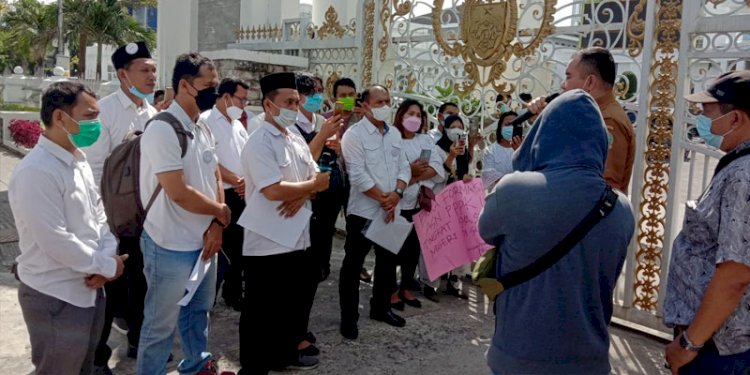 Forum Guru Tidak Tetap berunjuk rasa ke Kantor Gubernur Sumut/RMOLSumut