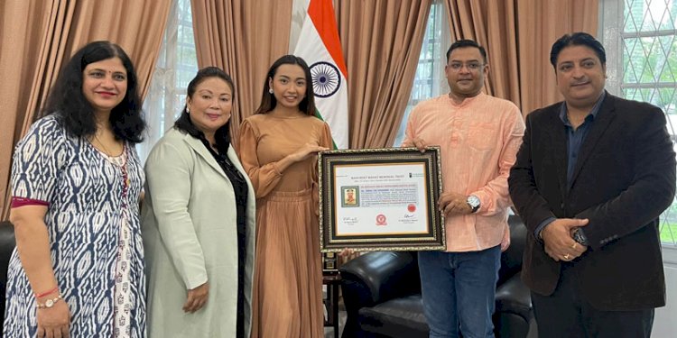 Sarah Pia Desideria Panjaitan saat menerima penghargaan dari Konjen India di Medan/RMOLSumut