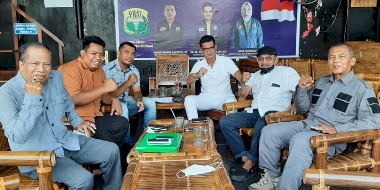 Ali Yusran Gea (Tengah) bersama Haswin dan beberapa tokoh pemerhati bulutangkis di Sumatera Utara/RMOLSumut