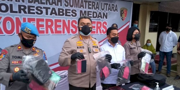 Kapolrestabes Medan Kombes Riko Sunarko saat memaparkan pengungkapan kasus pembunuhan driver taksi online di Medan/Ist