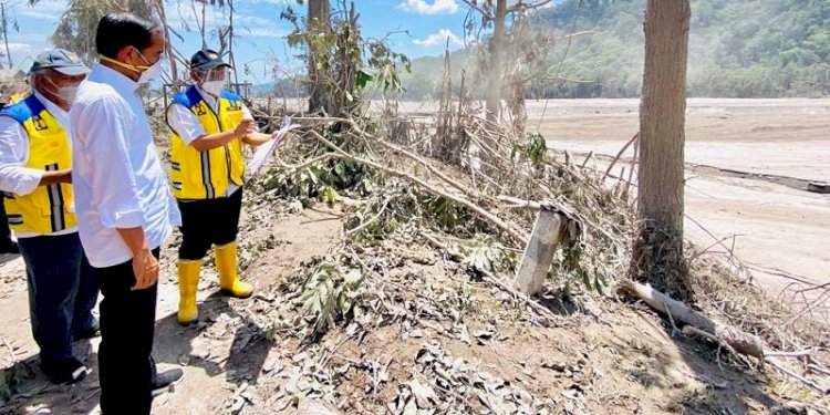  Presiden Joko Widodo meninjau secara langsung dampak bencana erupsi Gunung Semeru pada Selasa (7/12)/Repro