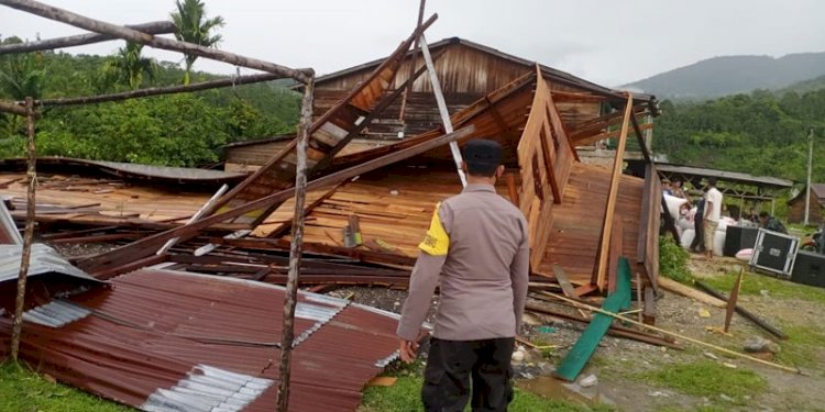  Aparat Kepolisian setempat memantau beberapa rumah warga yang hancur diterjang angin kencang Kabupaten Gayo Lues, Aceh/Ist