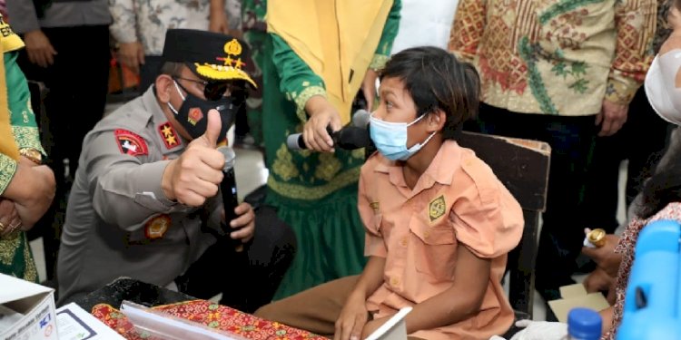 Kapolda Sumut, Irjen Panca Putra Simanjuntak memantau pelaksanaan vaksinasi anak/Ist