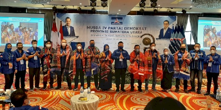 Pengurus DPD Partai Demokrat Sumatera Utara berfoto bersama unsur DPP Partai Demokrat usai penyematan ulos pada Musda IV DPD Partai Demokrat Sumatera Utara Di Hotel Four Point Medan, Senin (10/1/2022). (Foto/RMOLSumut)