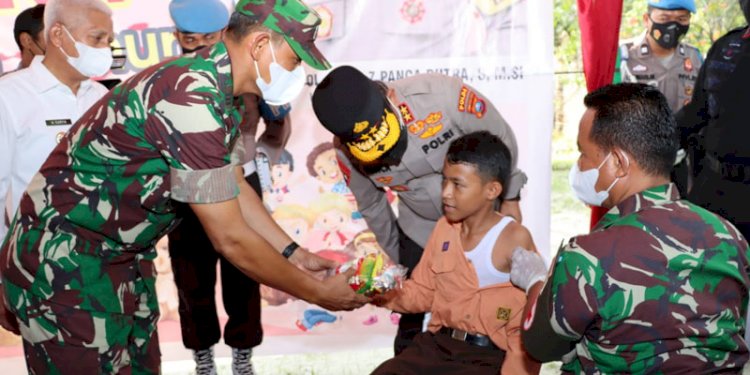 Kapolda Sumut Irjen Pol Panca Putra Simanjuntak menyemangati anak yang sedang mendapat suntikan vaksin/Ist