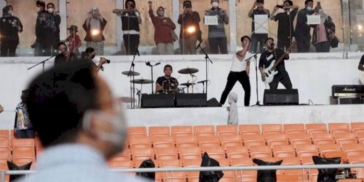  Gubernur DKI Jakarta, Anies Baswedan saat melihat aksi panggung Nidji di Jakarta International Stadium (JIS)/Net