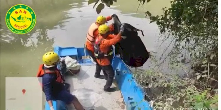 Personil Basarnas mengevakuasi korban/Dok Kantor SAR Medan