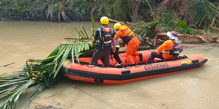 Personil Rescuer Kantor SAR Medan melakukan pencarian korban hanyut di Sungai Bedagai/Dok Kantor SAR Medan