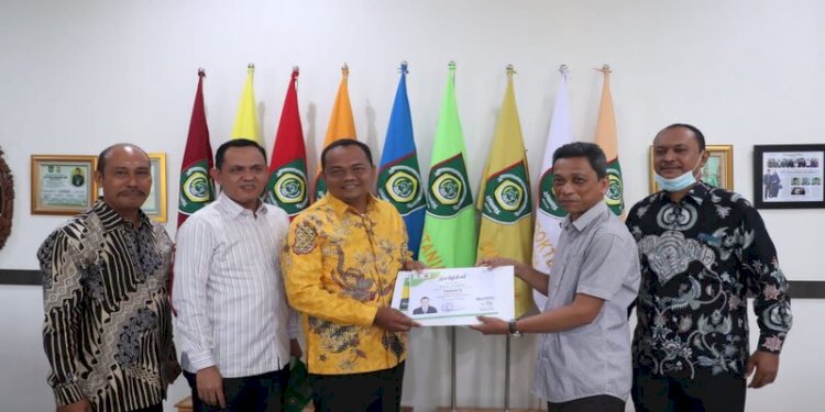 Rektor UISU Dr. H. Yanhar Jamaluddin, MAP saat menyerahkan penghargaan kepada alumni UISU terkait pemasangan twibbon Milad ke-70 UISU/Ist 