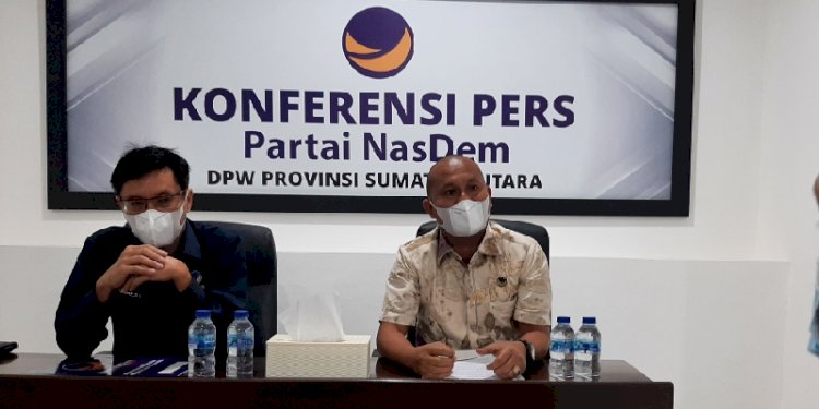Wakil Ketua DPRD Sumut dari Partai NasDem Rahmansyah Sibarani saat memberikan keterangan pers bersama Ketua DPW NasDem Sumut Iskandar ST/RMOLSumut