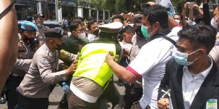 Polisi bubarkan aksi unjuk rasa di Kantor Walikota Medan