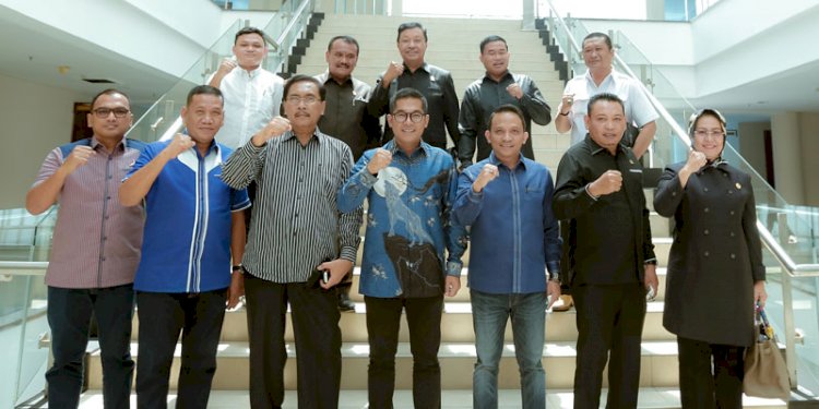 Lokot Nasution bersama anggota Fraksi Demokrat DPRD Sumut/RMOLSumut