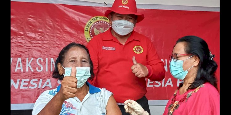  Kabinda Sumut Brigjen TNI Asep Jauhari Puja Laksana mendampingi ibu lansia peserta vaksin Binda Sumut, Minggu (27/3/2022)/RMOLSumut